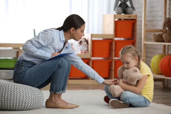 child-psychotherapist-working-with-little-girl-in-2026-01-11-11-04-59-utc-69b7daf4bd252