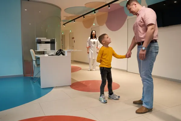 middle-aged-dad-with-son-is-waiting-for-the-doctor-2026-01-05-06-20-01-utc-69b7f2b6d082e